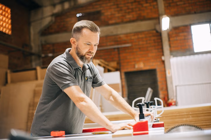 Artisane travaillant avec soin et précision dans son atelier.